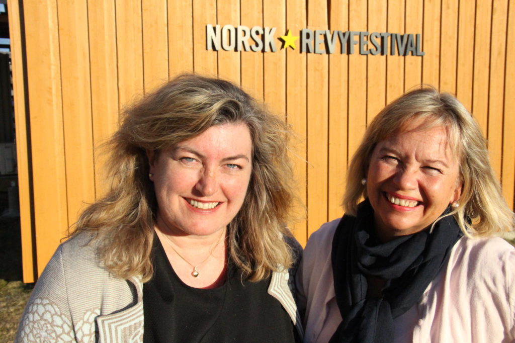 Hilde Bergebakken (t.v.) sammen med daglig leder i Norsk Revy, Anita Østby. 